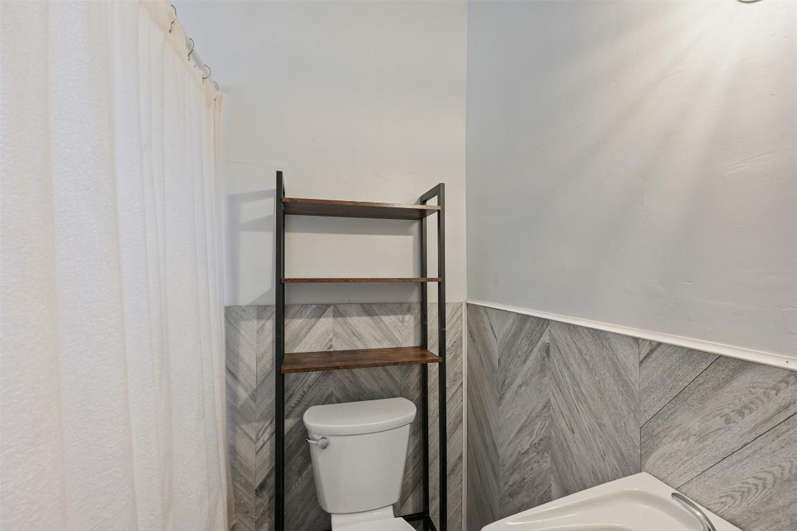 976 Dominion Street, Kamloops, BC - Indoor Photo Showing Bathroom