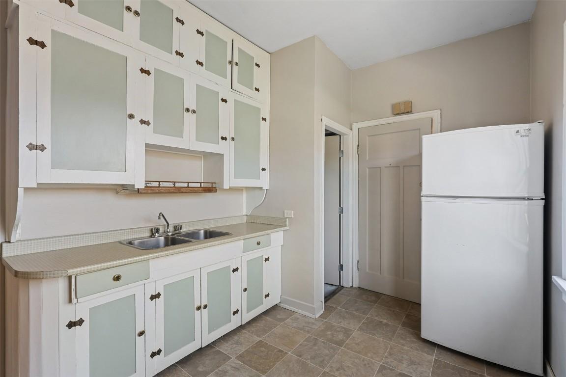 976 Dominion Street, Kamloops, BC - Indoor Photo Showing Kitchen With Double Sink