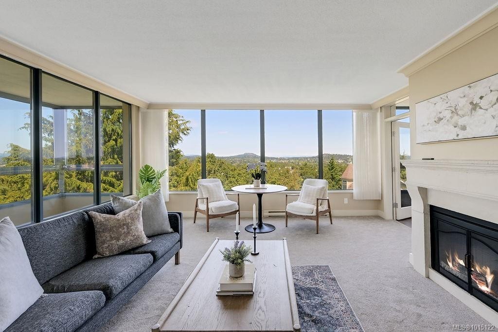 405-1033 Belmont Ave, Victoria, BC - Indoor Photo Showing Living Room With Fireplace