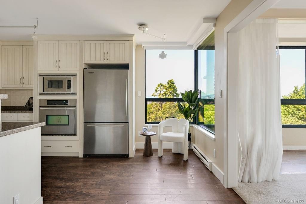405-1033 Belmont Ave, Victoria, BC - Indoor Photo Showing Kitchen