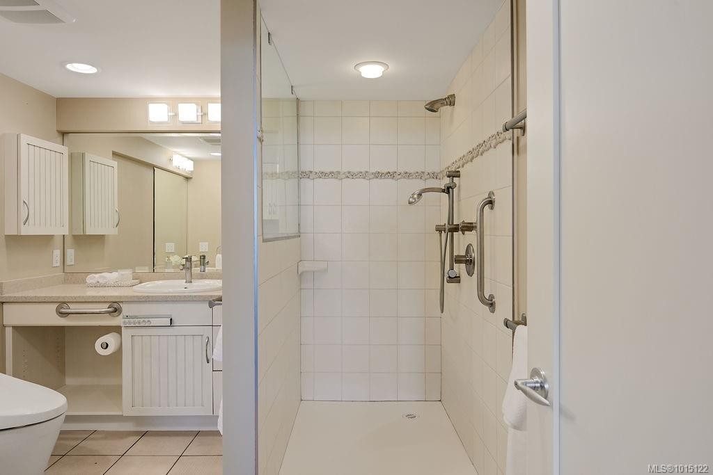 405-1033 Belmont Ave, Victoria, BC - Indoor Photo Showing Bathroom