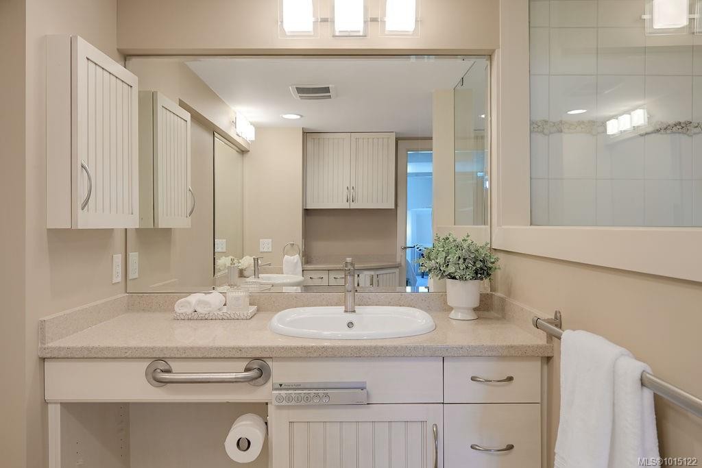 405-1033 Belmont Ave, Victoria, BC - Indoor Photo Showing Bathroom