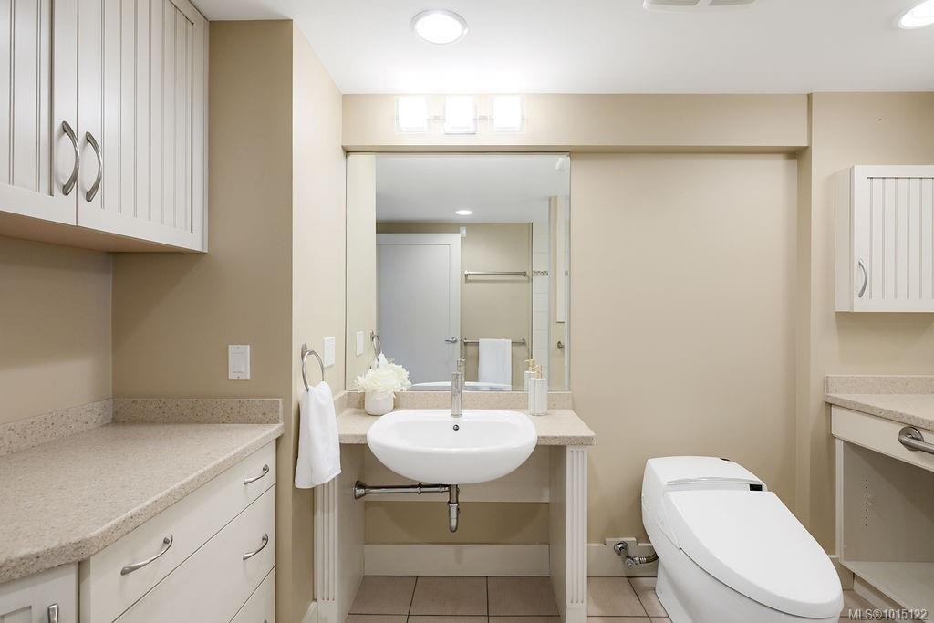 405-1033 Belmont Ave, Victoria, BC - Indoor Photo Showing Bathroom