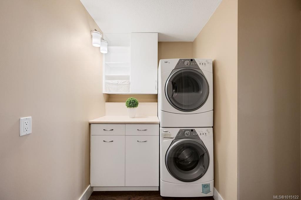 405-1033 Belmont Ave, Victoria, BC - Indoor Photo Showing Laundry Room