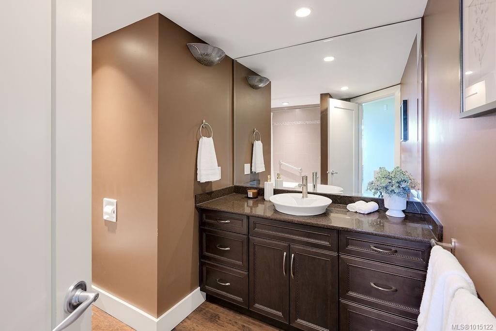 405-1033 Belmont Ave, Victoria, BC - Indoor Photo Showing Bathroom