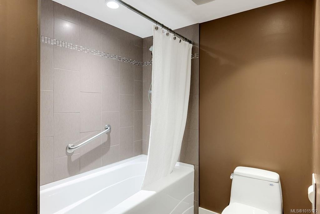 405-1033 Belmont Ave, Victoria, BC - Indoor Photo Showing Bathroom