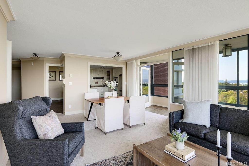 405-1033 Belmont Ave, Victoria, BC - Indoor Photo Showing Living Room
