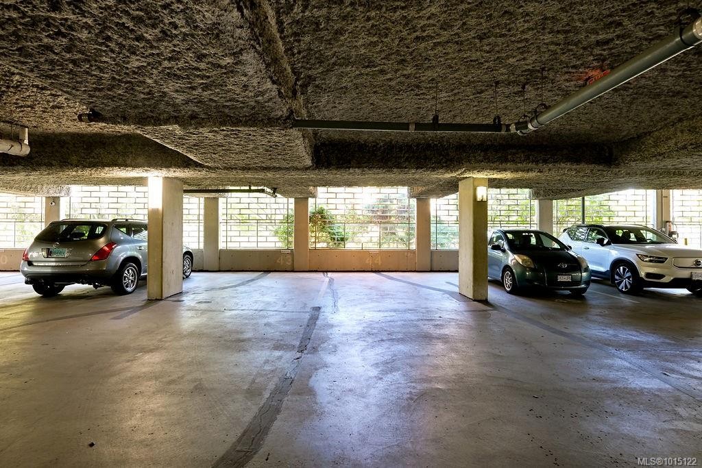 405-1033 Belmont Ave, Victoria, BC - Indoor Photo Showing Garage