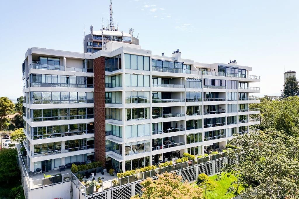 405-1033 Belmont Ave, Victoria, BC - Outdoor With Facade