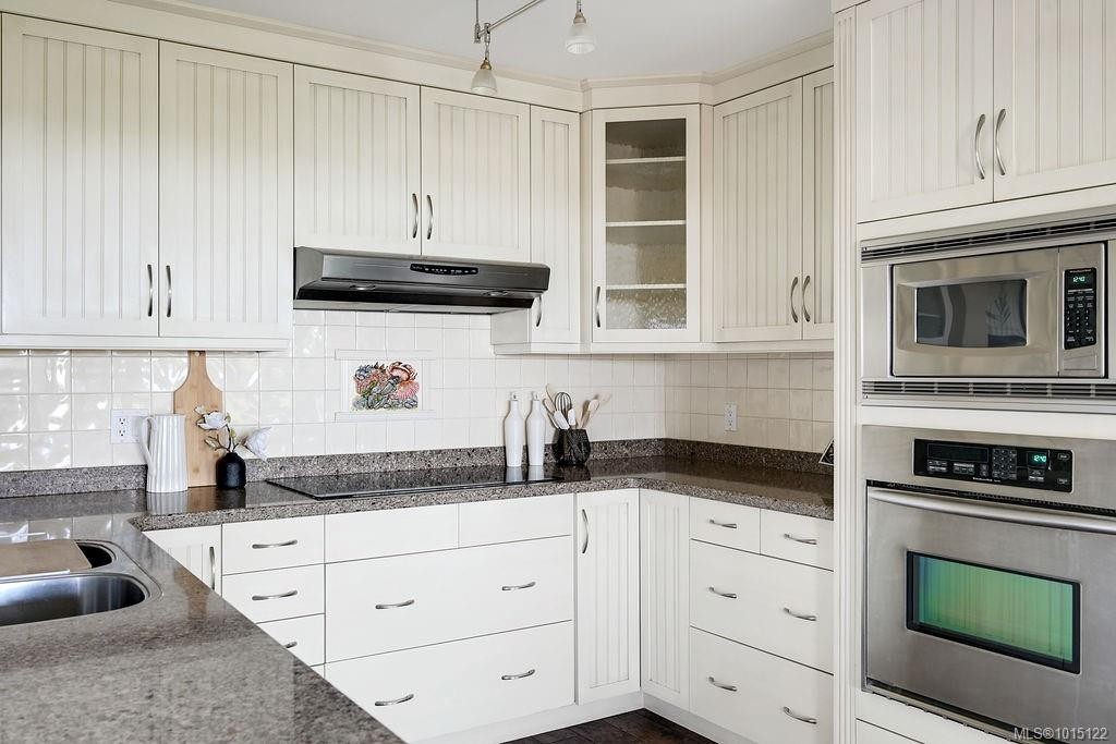 405-1033 Belmont Ave, Victoria, BC - Indoor Photo Showing Kitchen