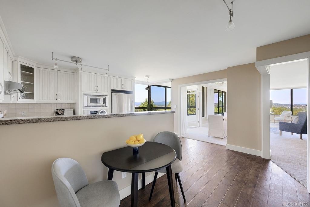 405-1033 Belmont Ave, Victoria, BC - Indoor Photo Showing Kitchen