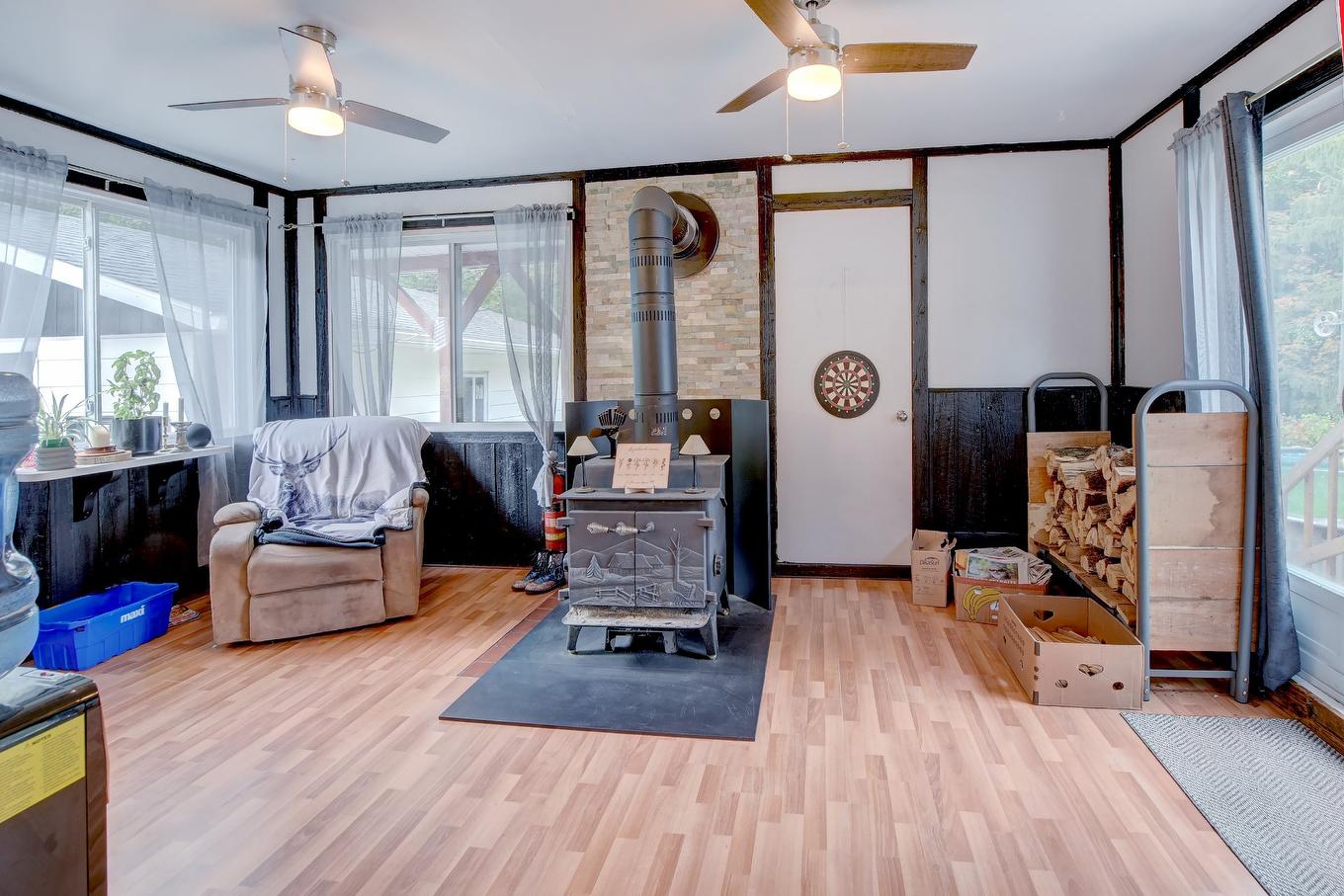 Salle familiale - 4455 Rue Leclerc, Sainte-Julienne, QC - Indoor