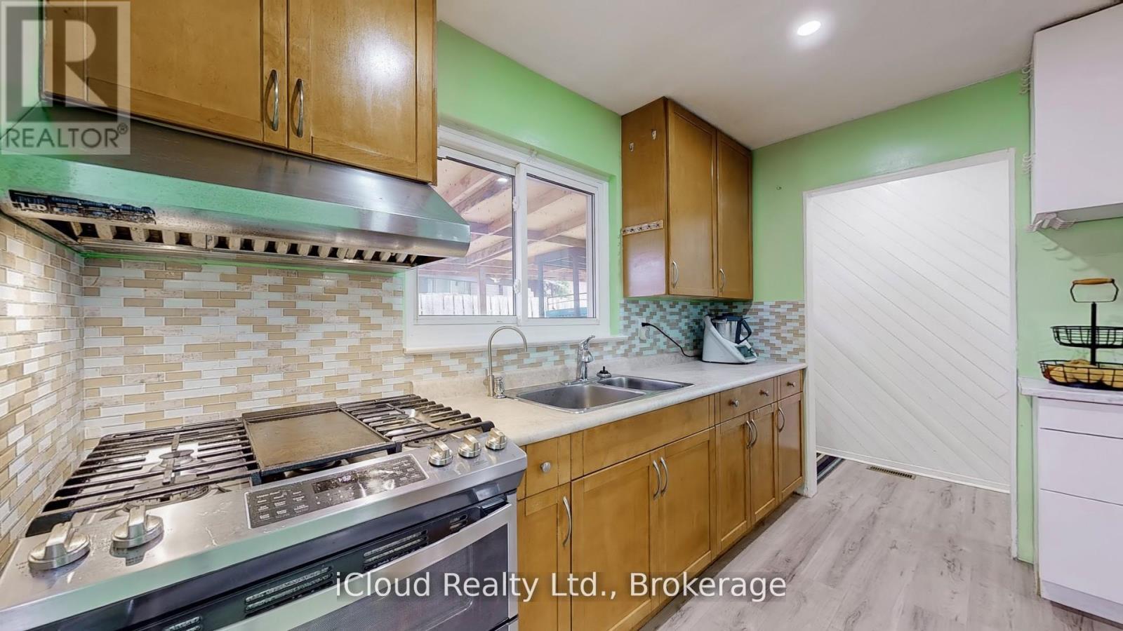 19 Flamingo Crescent, Brampton, ON - Indoor Photo Showing Kitchen With Double Sink