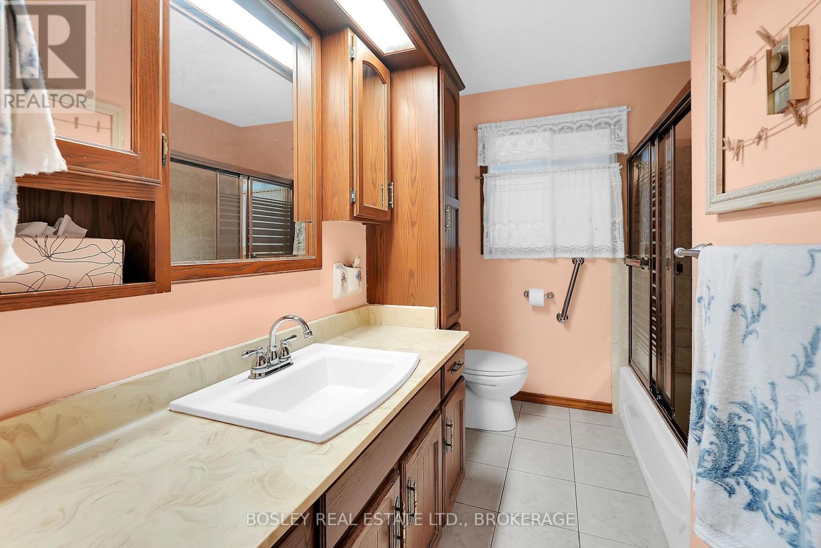 25 Lawrence Drive, Thorold (Confederation Heights), ON - Indoor Photo Showing Bathroom
