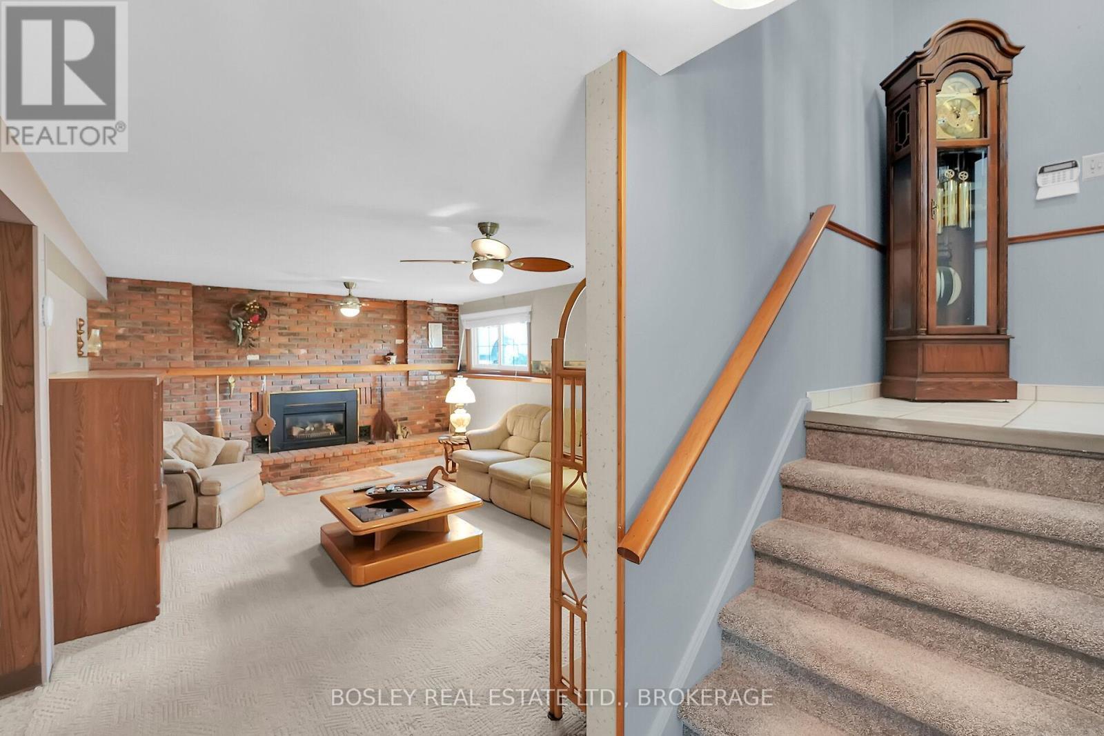 25 Lawrence Drive, Thorold (Confederation Heights), ON - Indoor With Fireplace