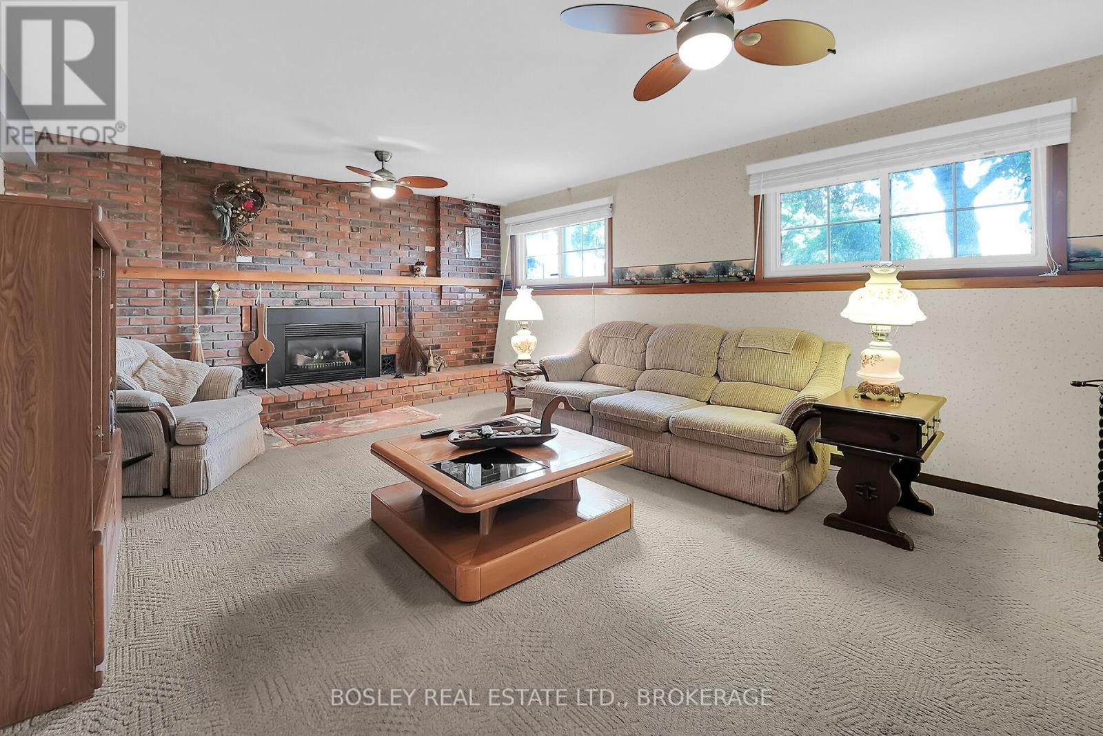 25 Lawrence Drive, Thorold (Confederation Heights), ON - Indoor Photo Showing Living Room With Fireplace
