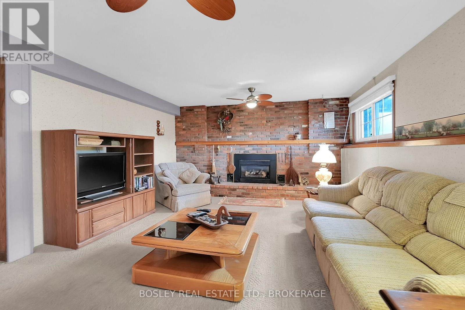 25 Lawrence Drive, Thorold (Confederation Heights), ON - Indoor Photo Showing Living Room With Fireplace
