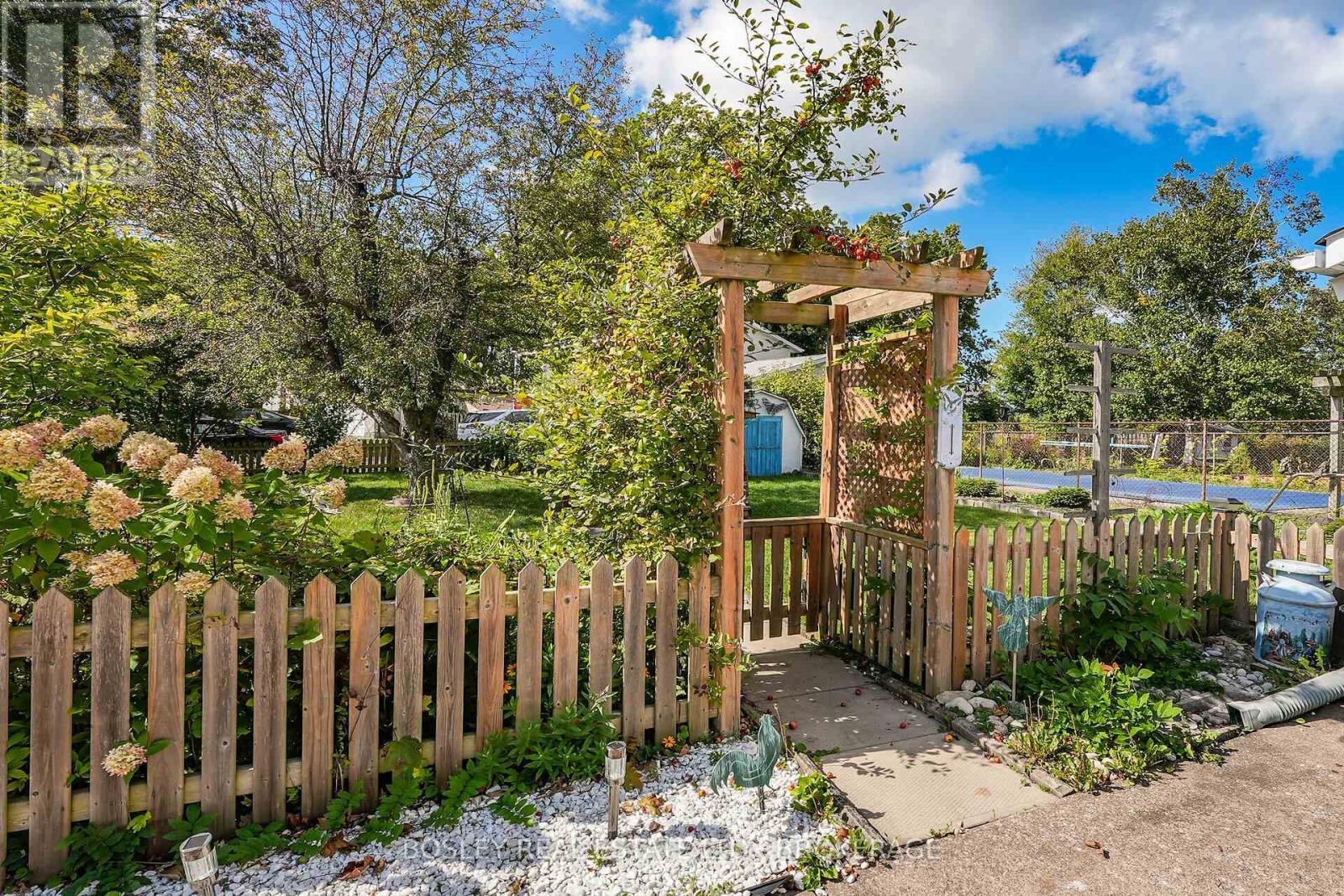 25 Lawrence Drive, Thorold (Confederation Heights), ON - Outdoor