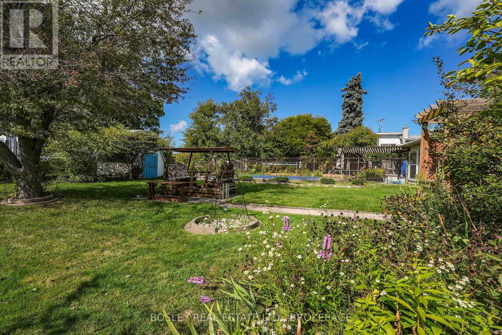 25 Lawrence Drive, Thorold (Confederation Heights), ON - Outdoor