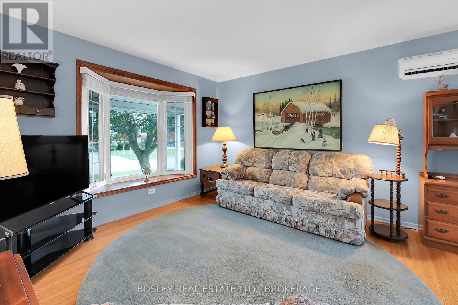 25 Lawrence Drive, Thorold (Confederation Heights), ON - Indoor Photo Showing Living Room