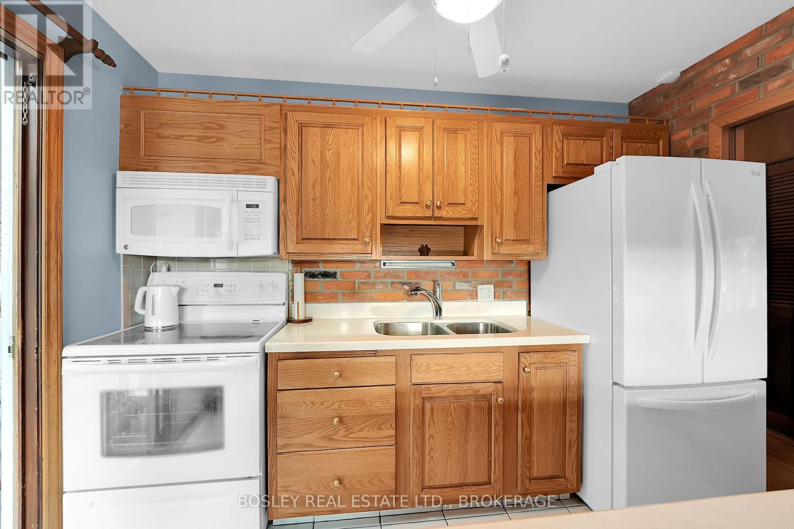 25 Lawrence Drive, Thorold (Confederation Heights), ON - Indoor Photo Showing Kitchen With Double Sink