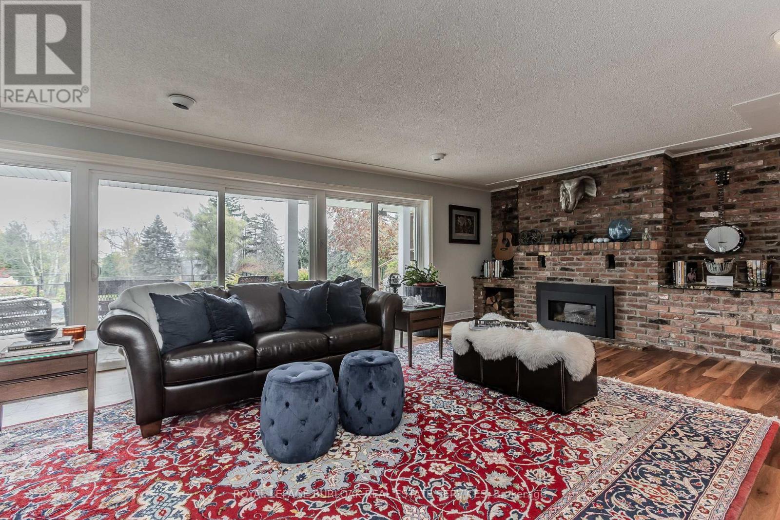112 Hillcrest Avenue, Hamilton, ON - Indoor Photo Showing Living Room With Fireplace