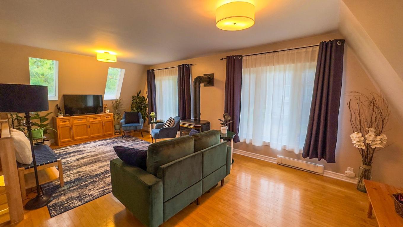 Living room - 130 Ch. Danis, Grenville-Sur-La-Rouge, QC - Indoor Photo Showing Living Room