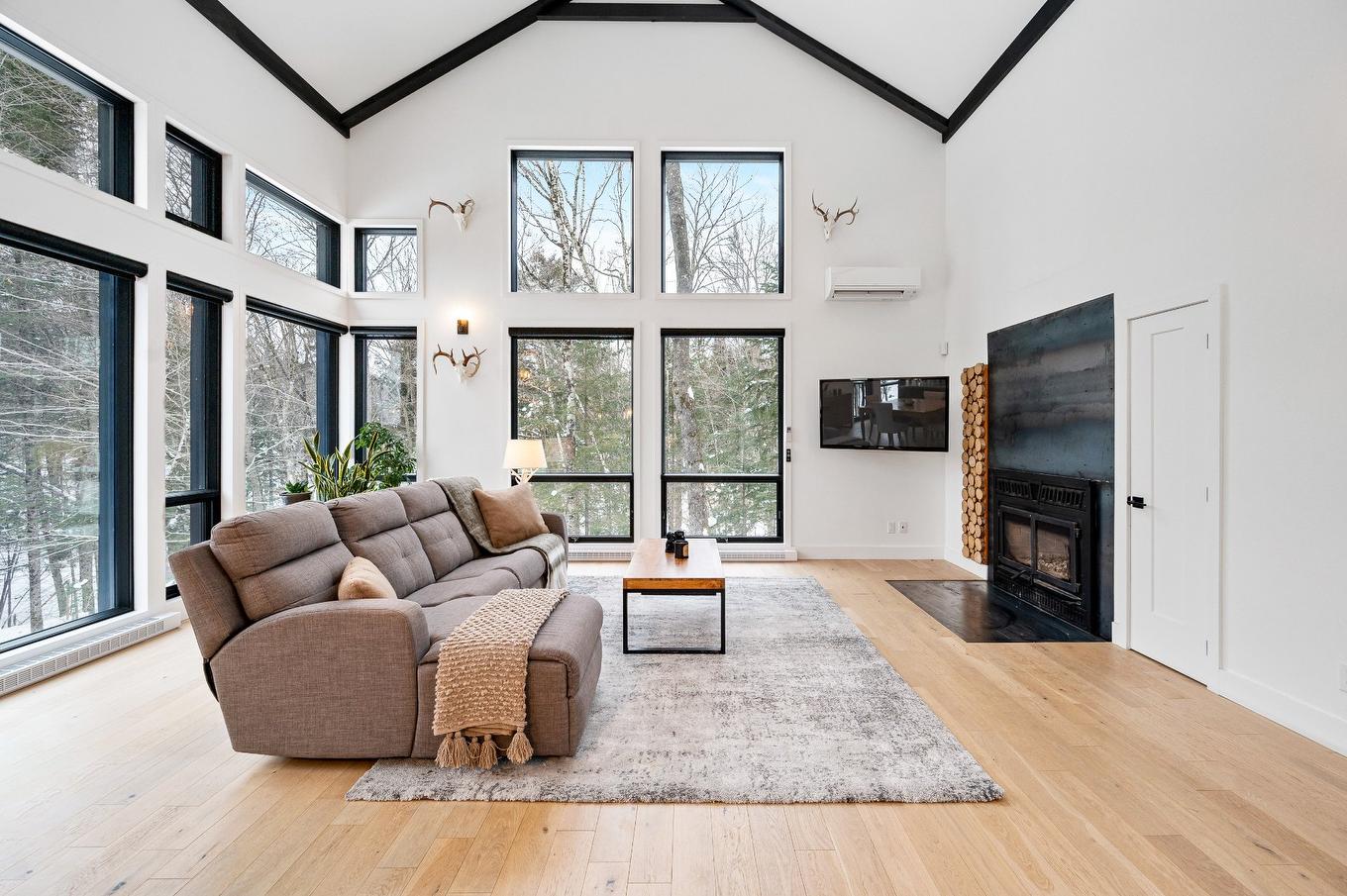 Living room - 1005 Ch. Du Mitik, Mont-Tremblant, QC - Indoor Photo Showing Living Room With Fireplace