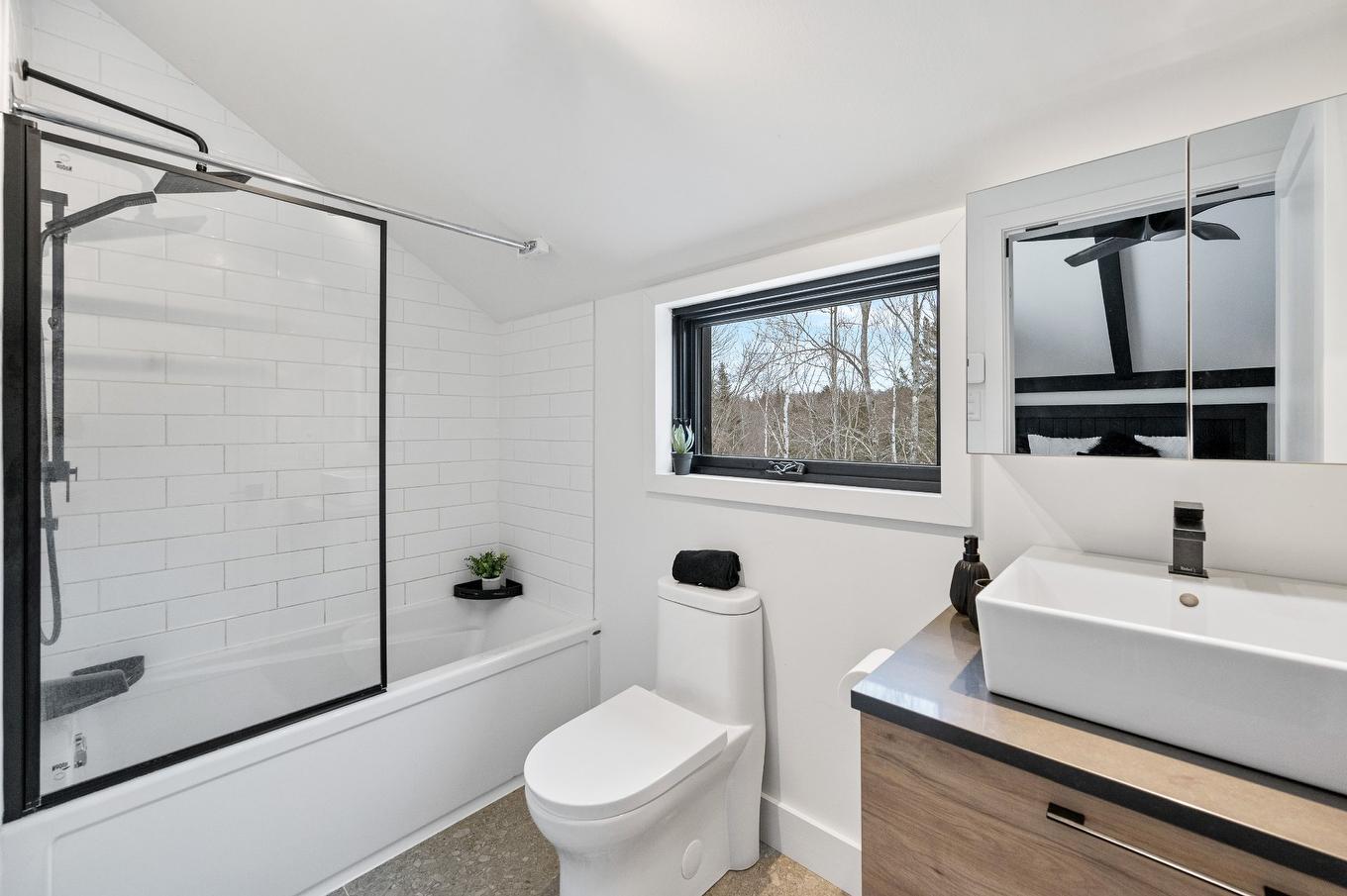 Ensuite bathroom - 1005 Ch. Du Mitik, Mont-Tremblant, QC - Indoor Photo Showing Bathroom