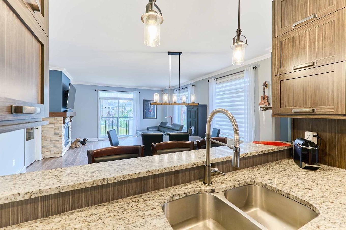 Kitchen - 201-617 Boul. De La Salette, Saint-Jérôme, QC - Indoor Photo Showing Kitchen With Double Sink With Upgraded Kitchen