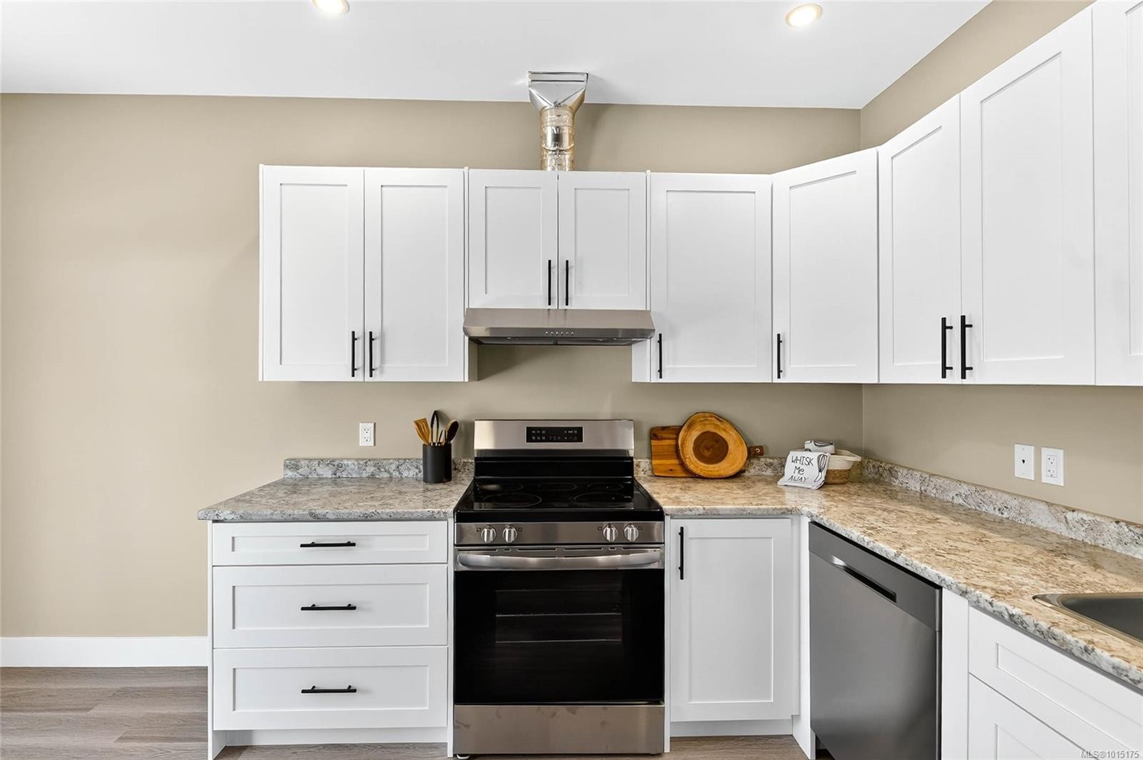 101-5535 Woodland Cres East, Port Alberni, BC - Indoor Photo Showing Kitchen