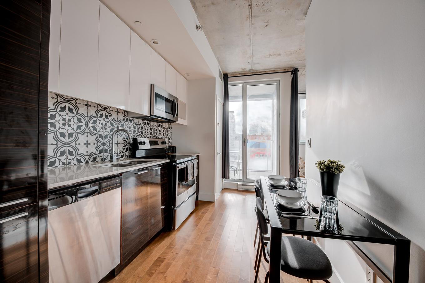 Cuisine - 506-888 Rue Wellington, Montréal (Ville-Marie), QC - Indoor Photo Showing Kitchen With Upgraded Kitchen