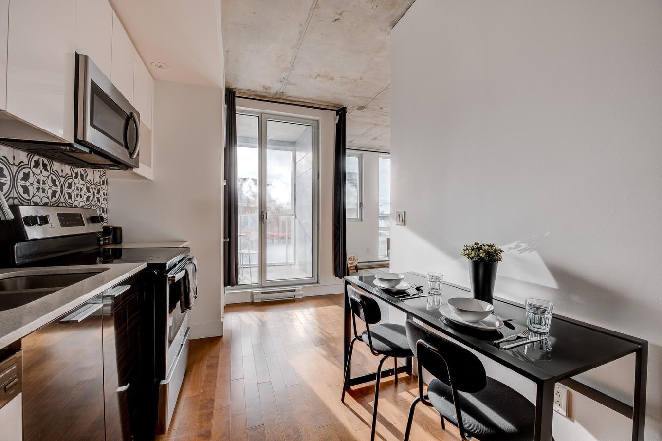 Cuisine - 506-888 Rue Wellington, Montréal (Ville-Marie), QC - Indoor Photo Showing Kitchen With Double Sink With Upgraded Kitchen