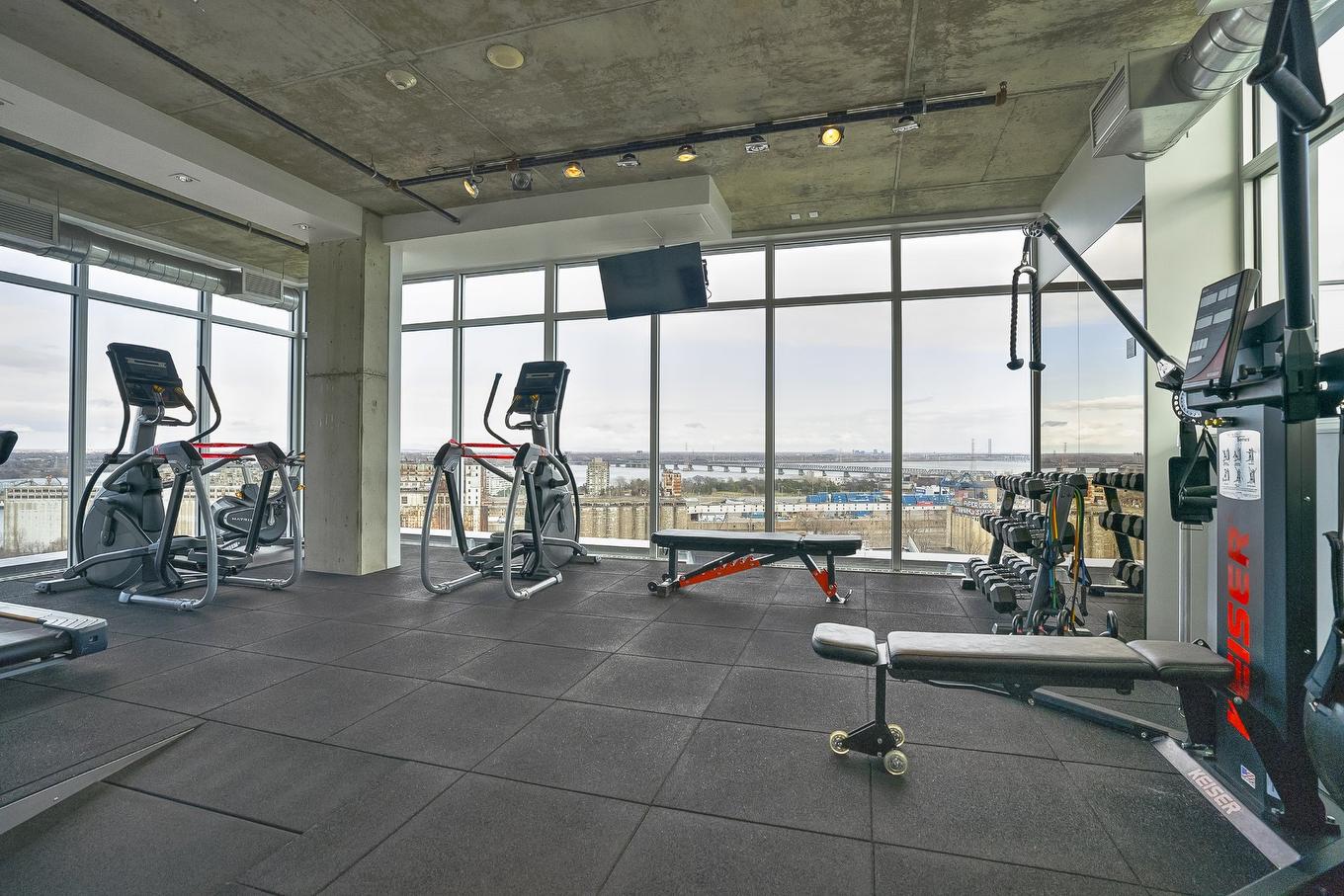 Salle d'exercice - 506-888 Rue Wellington, Montréal (Ville-Marie), QC - Indoor Photo Showing Gym Room