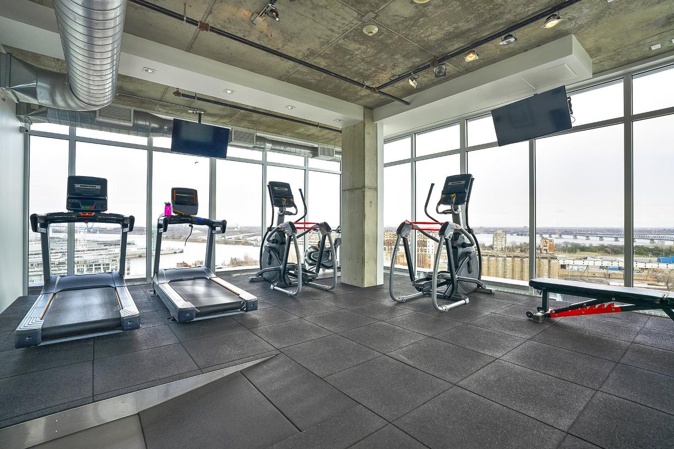 Salle d'exercice - 506-888 Rue Wellington, Montréal (Ville-Marie), QC - Indoor Photo Showing Gym Room