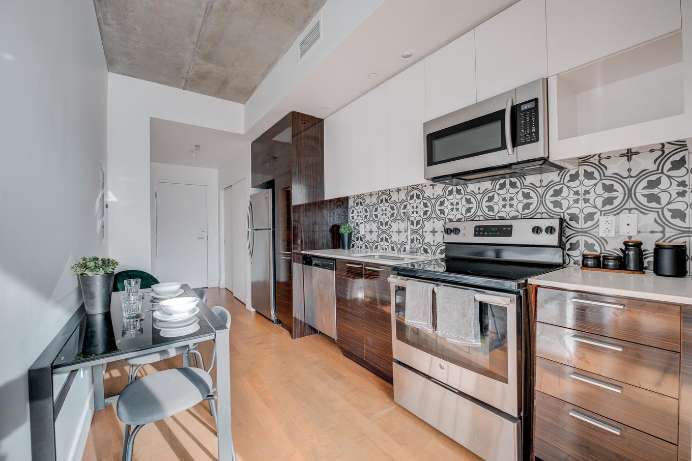 Cuisine - 506-888 Rue Wellington, Montréal (Ville-Marie), QC - Indoor Photo Showing Kitchen With Upgraded Kitchen