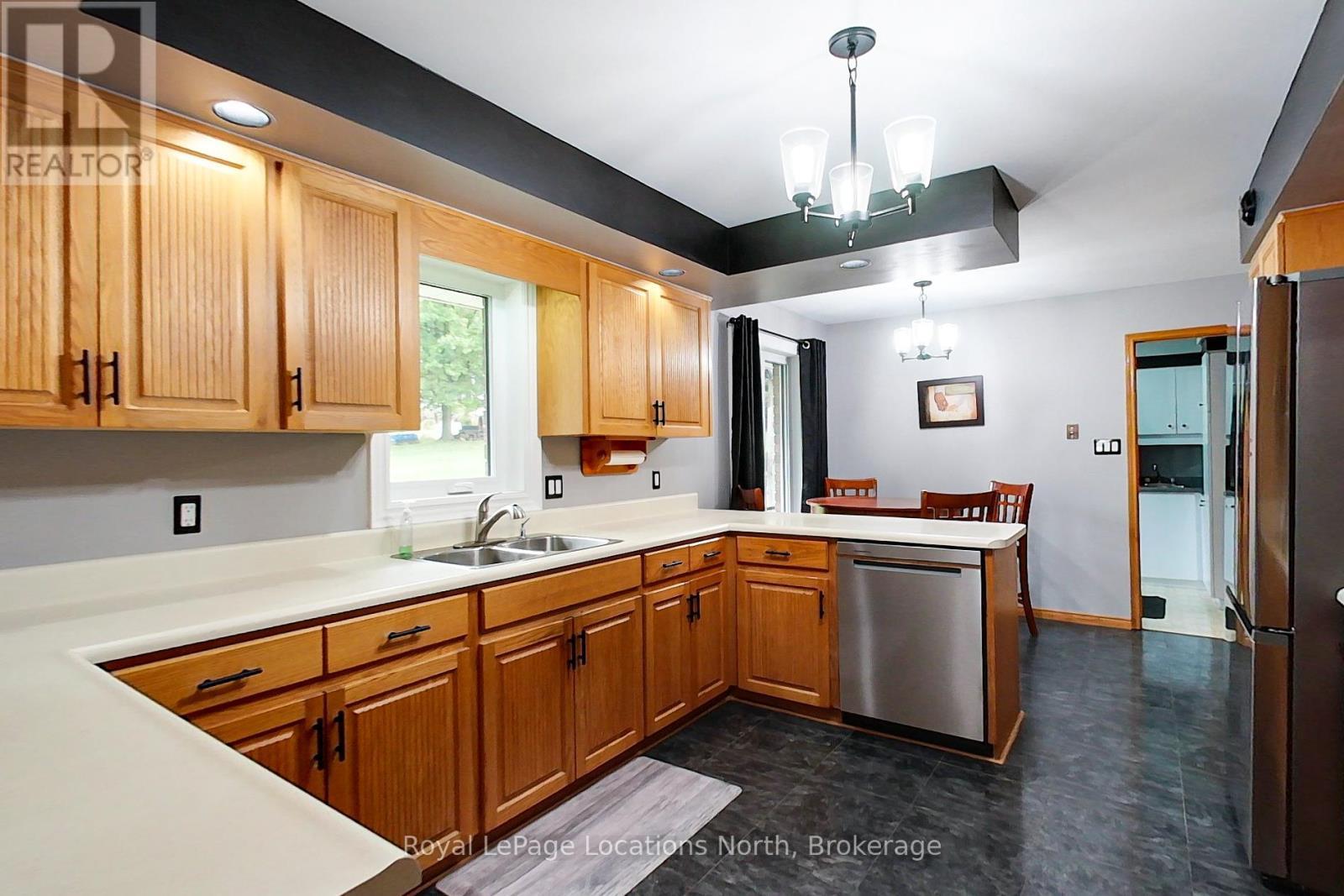 137794 Grey Rd 12 Road S, Meaford, ON - Indoor Photo Showing Kitchen With Double Sink