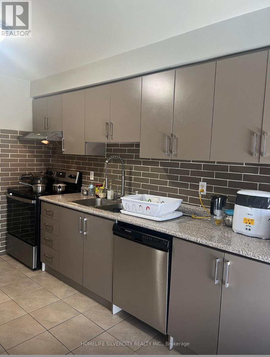 63 Cedar Wood Crescent, Brampton, ON - Indoor Photo Showing Kitchen With Upgraded Kitchen