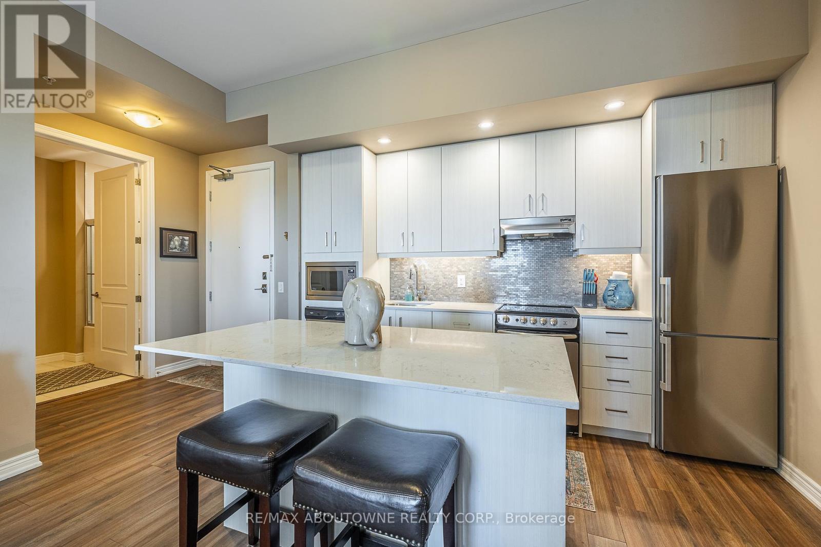 614 - 40 Esplanade Lane, Grimsby, ON - Indoor Photo Showing Kitchen With Stainless Steel Kitchen With Upgraded Kitchen