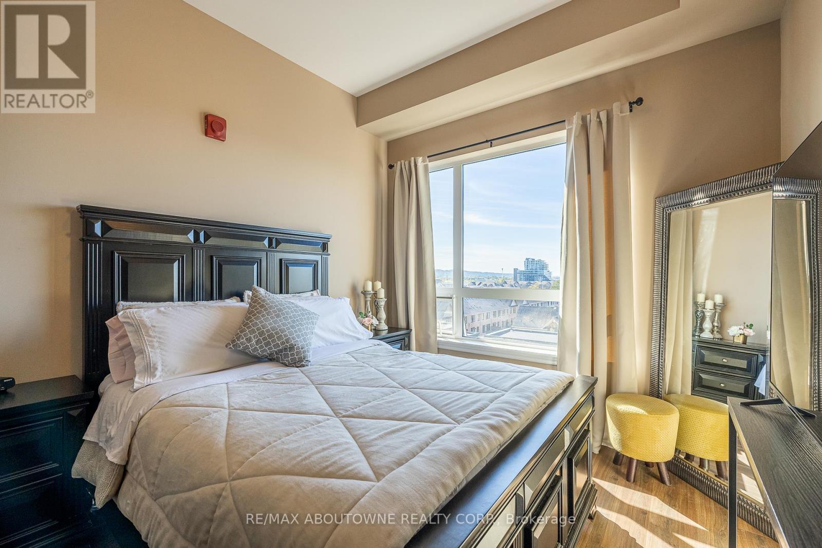 614 - 40 Esplanade Lane, Grimsby, ON - Indoor Photo Showing Bedroom