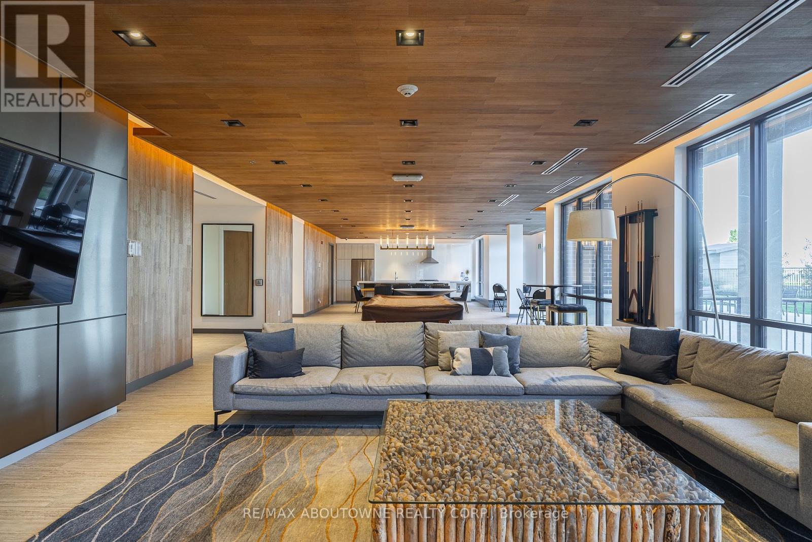 614 - 40 Esplanade Lane, Grimsby, ON - Indoor Photo Showing Living Room