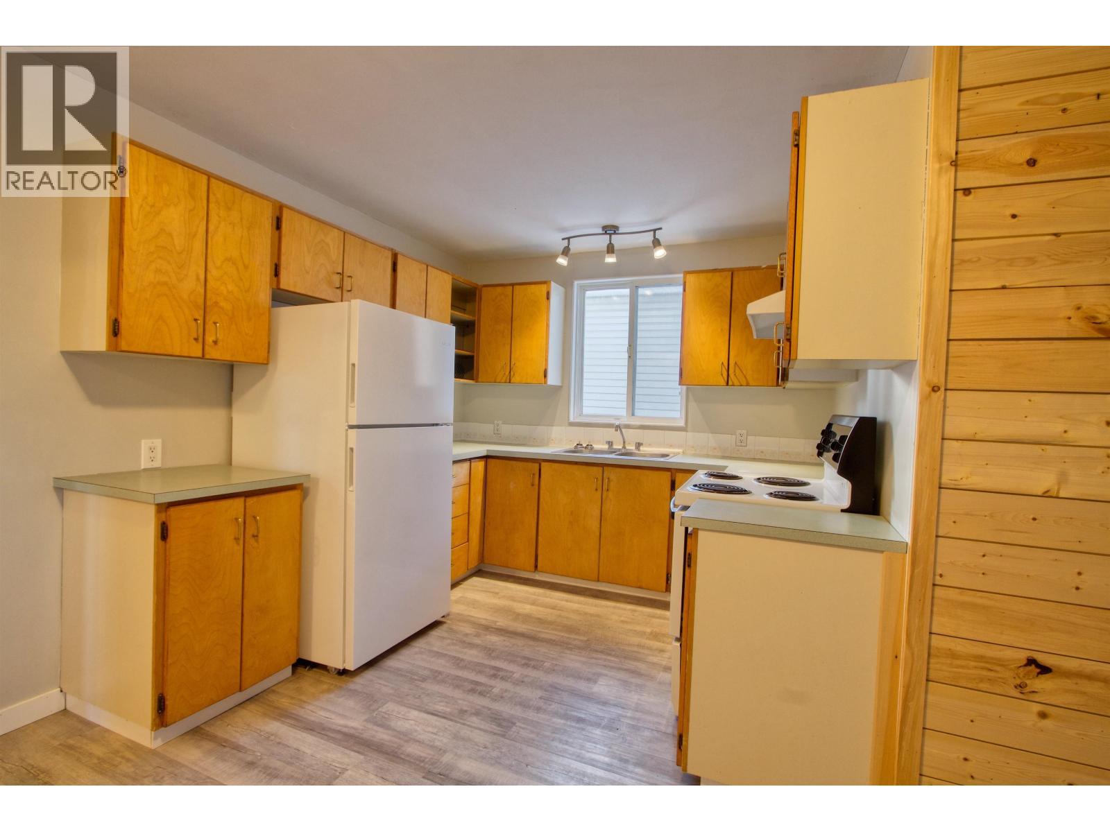 933 Scott Road, 100 Mile House, BC - Indoor Photo Showing Kitchen
