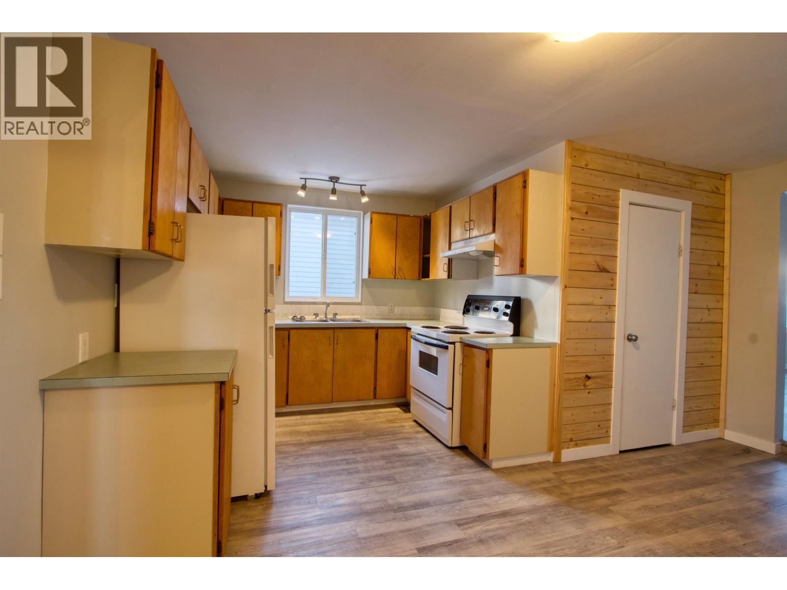 933 Scott Road, 100 Mile House, BC - Indoor Photo Showing Kitchen With Double Sink