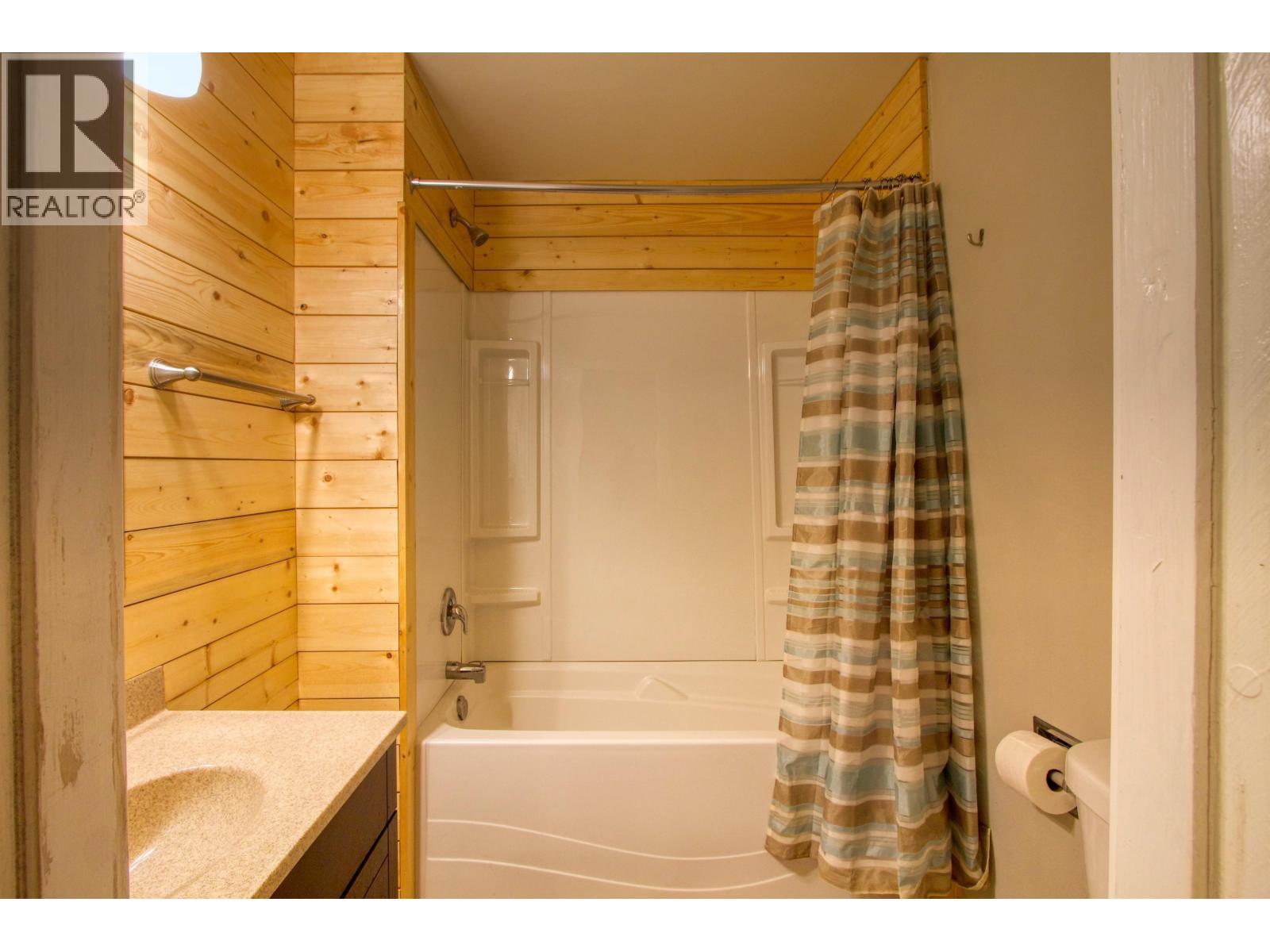 933 Scott Road, 100 Mile House, BC - Indoor Photo Showing Bathroom