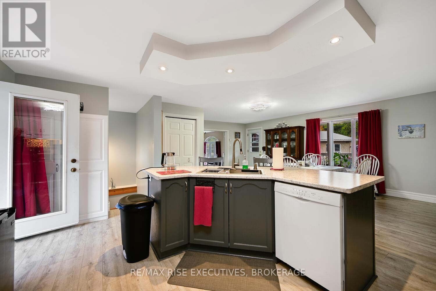 25 Park Street, Leeds And The Thousand Islands, ON - Indoor Photo Showing Kitchen