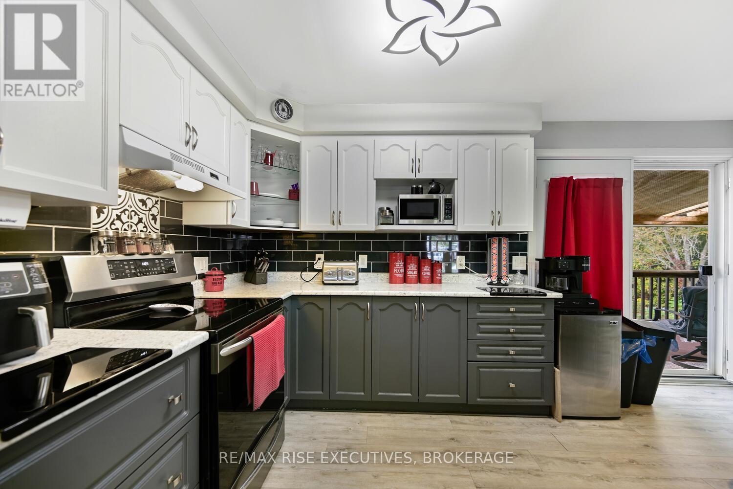 25 Park Street, Leeds And The Thousand Islands, ON - Indoor Photo Showing Kitchen