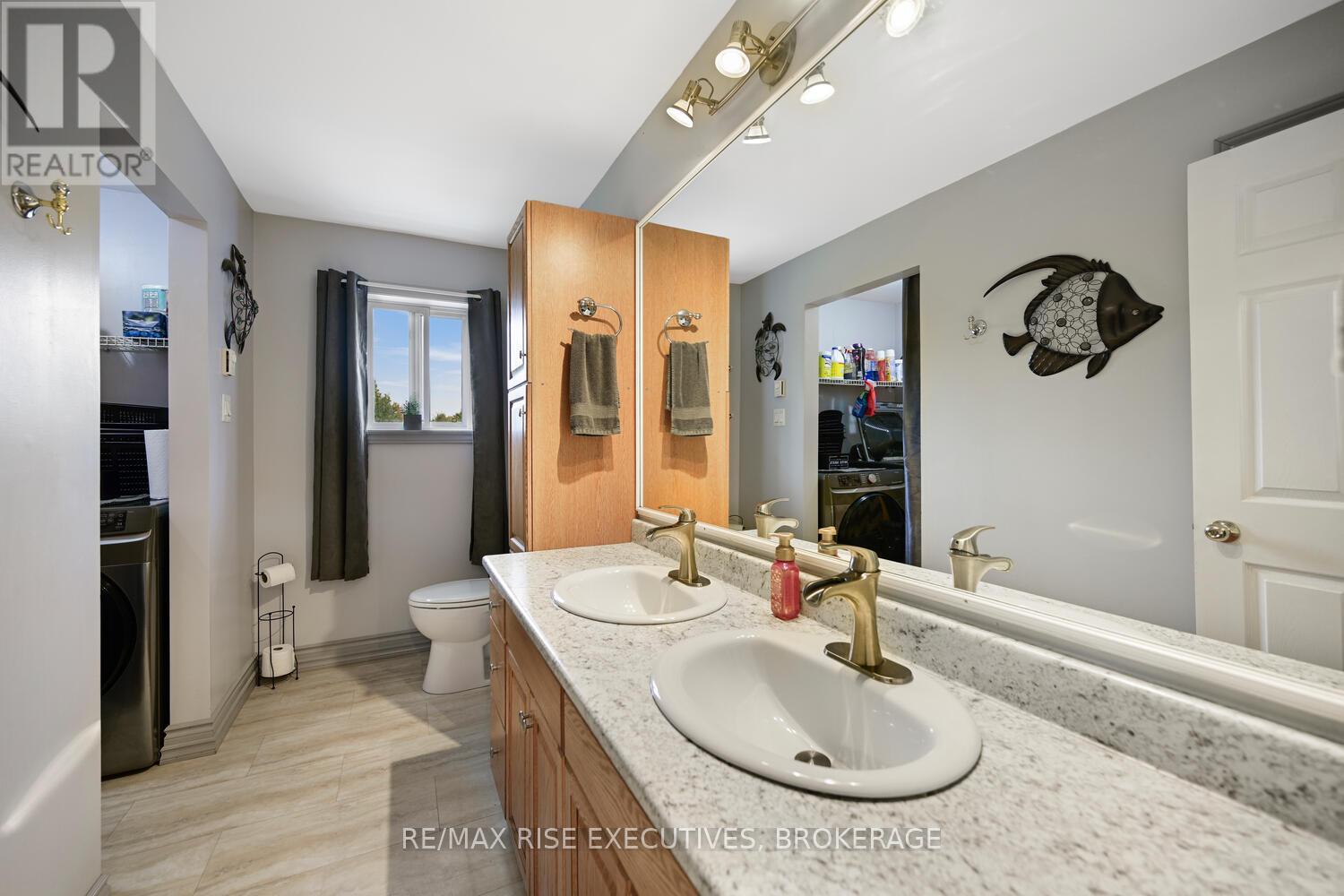 25 Park Street, Leeds And The Thousand Islands, ON - Indoor Photo Showing Bathroom