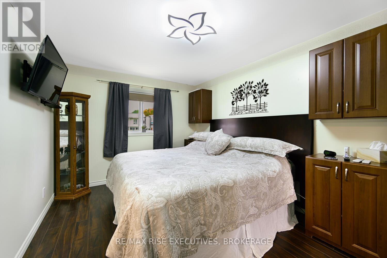 25 Park Street, Leeds And The Thousand Islands, ON - Indoor Photo Showing Bedroom