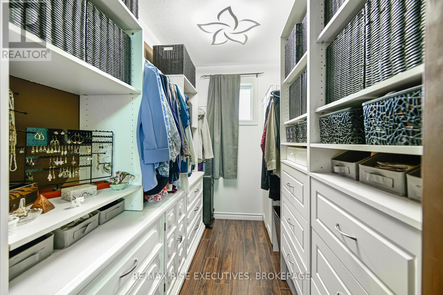 25 Park Street, Leeds And The Thousand Islands, ON - Indoor With Storage