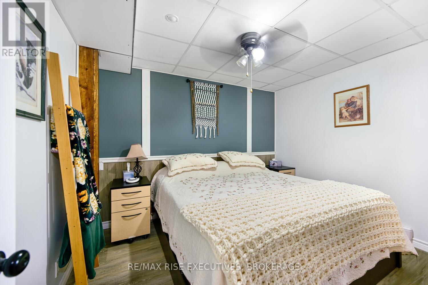 25 Park Street, Leeds And The Thousand Islands, ON - Indoor Photo Showing Bedroom